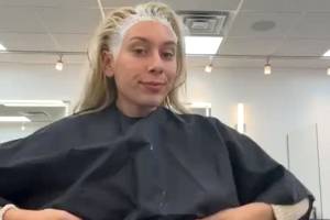 Titty Flash In Hair Salon