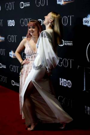 Maisie Williams Grabbing Sophie Turner’s Ass On The Red Carpet