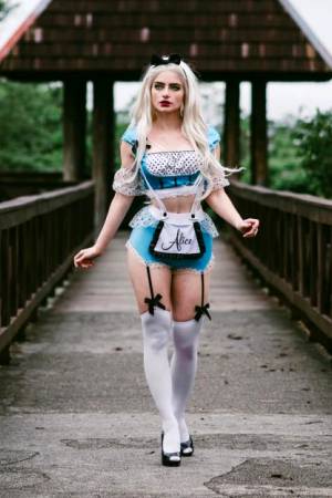 Rotten Queen As Alice In Wonderland